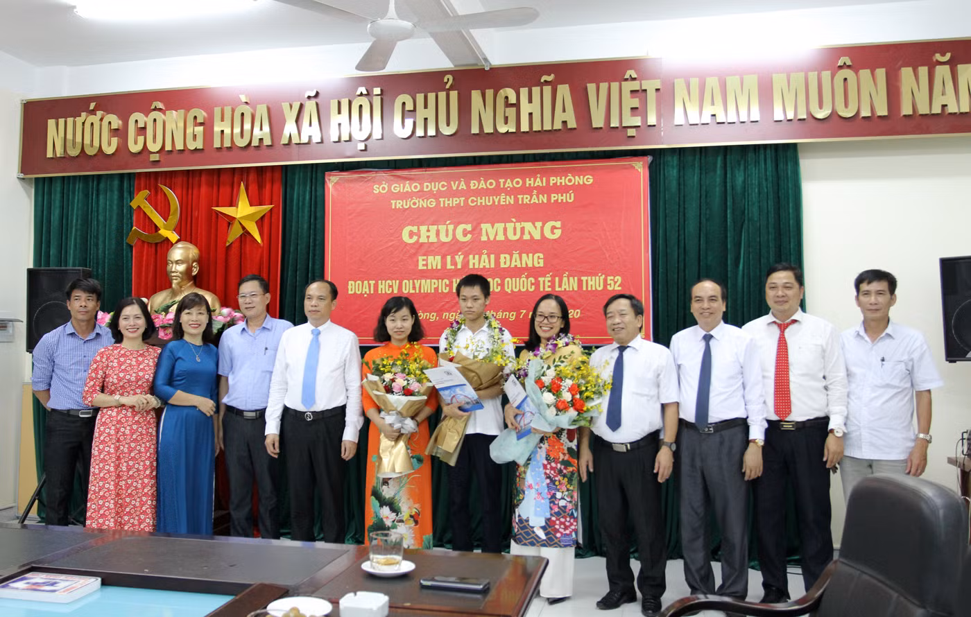 Lãnh đạo Sở Giáo dục và Đào tạo Hải Phòng chụp ảnh lưu niệm cùng em Lý Hải Đăng cùng các thầy cô giáo Trường trung học phổ thông chuyên Trần Phú (Ảnh: Lã Tiến)