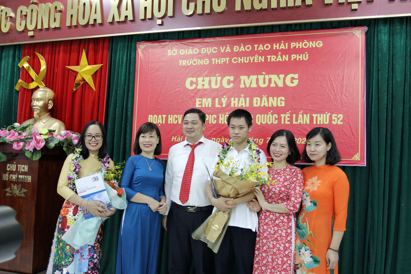 Thầy giáo Đoàn Thái Sơn, Hiệu trưởng Trường trung học phổ thông chuyên Trần Phú cùng Ban giám hiệu chúc mừng em Lý Hải Đăng (Ảnh: Lã Tiến)