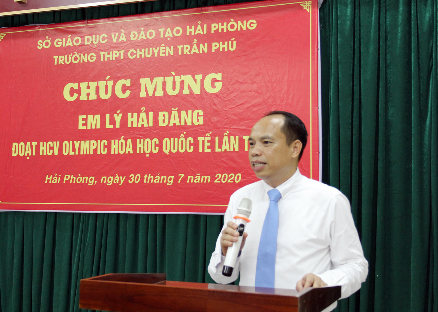 Phó giáo sư, Tiến sĩ Lê Quốc Tiến, Giám đốc Sở Giáo dục và Đào tạo Hải Phòng phát biểu chúc mừng em Lý Hải Đăng (Ảnh: Lã Tiến)