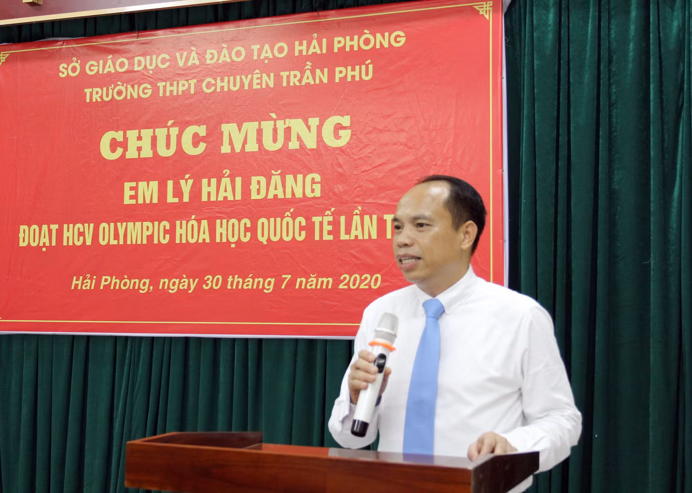 Phó giáo sư, Tiến sĩ Lê Quốc Tiến, Giám đốc Sở Giáo dục và Đào tạo Hải Phòng phát biểu chúc mừng em Lý Hải Đăng (Ảnh: Lã Tiến)
