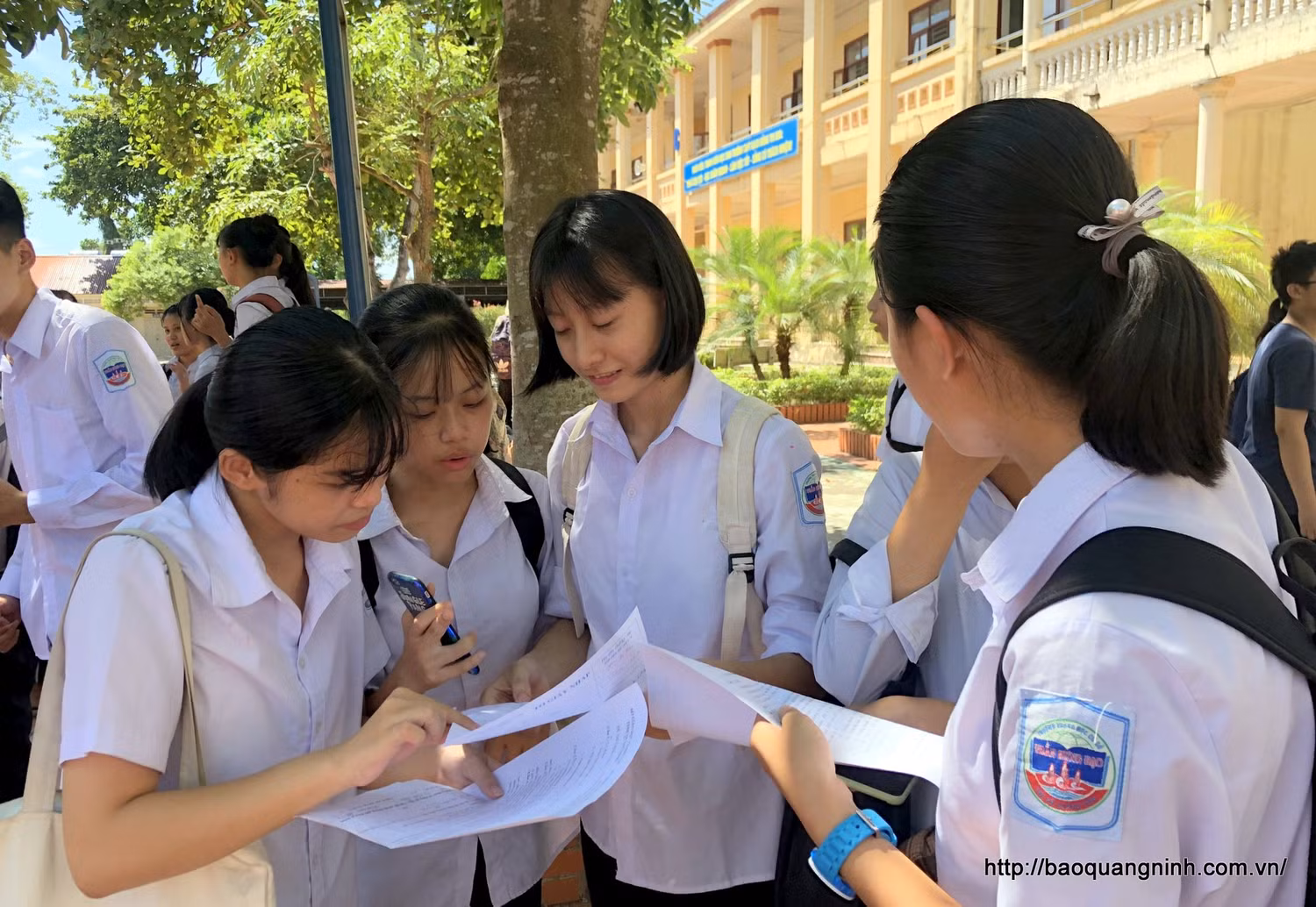Các thí sinh trao đổi lại kết quả bài thi (Ảnh: Báo Quảng Ninh)