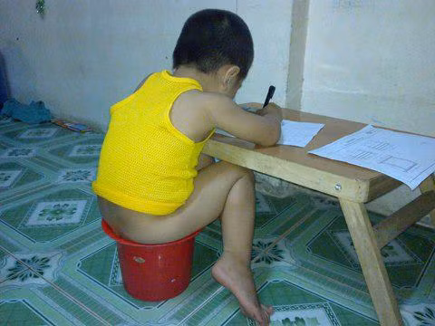 Khi xem bức ảnh này, đa số các comment là: "chăm học quá ta", "hồn nhiên ghê", "y chang nhóc em mình"... Khi xem bức ảnh này, đa số các comment là: "chăm học quá ta", "hồn nhiên ghê", "y chang nhóc em mình"...