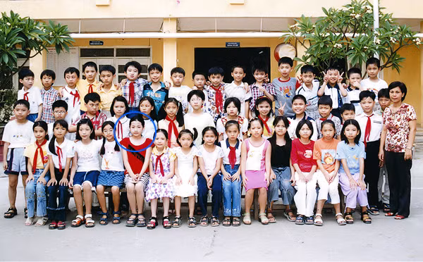 Tú Anh luôn nổi trội trong lớp bởi có gương mặt sáng, thông minh. Cô luôn hòa đồng với bạn bè, thầy cô. Tú Anh quan niệm: "Ai cũng thích một người có vẻ đẹp tâm hồn hơn là sự hào nhoáng về bề ngoài. Bởi vậy, em nghĩ, mọi người yêu mến em vì chính tính cách của em, chứ không phải vì một lý do nào khác". Tú Anh luôn nổi trội trong lớp bởi có gương mặt sáng, thông minh. Cô luôn hòa đồng với bạn bè, thầy cô. Tú Anh quan niệm: "Ai cũng thích một người có vẻ đẹp tâm hồn hơn là sự hào nhoáng về bề ngoài. Bởi vậy, em nghĩ, mọi người yêu mến em vì chính tính cách của em, chứ không phải vì một lý do nào khác".