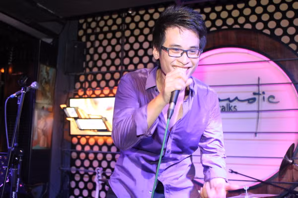 ...nhưng vẫn cười rất tươi