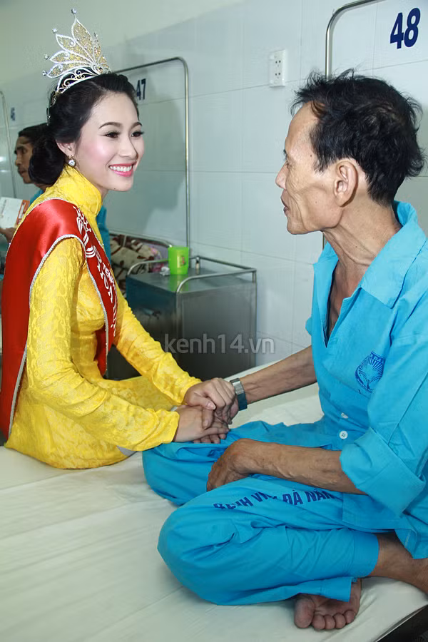 Diện bộ áo dài màu vàng, đội trên đầu vương miện cao quý, Đặng Thu Thảo tiếp tục gây thiện cảm vì vẻ nhẹ nhàng, trong sáng của mình. Sự xuất hiện của Tân Hoa hậu đã làm cả bệnh viện "sôi động" hẳn lên. Rất nhiều người dân Đà Nẵng đã tập trung tại bệnh viện để được ngắm nhìn các nhan sắc Việt.(Theo Kênh 14)