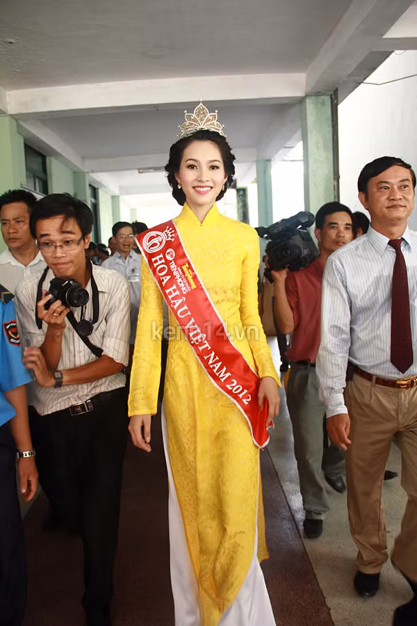 Sau khi đăng quang và trở thành Tân Hoa hậu Việt Nam, Đặng Thu Thảo đã tham gia ngay vào công việc làm từ thiện. Ngày 26/8, Đặng Thu Thảo và các người đẹp trong Top 10 HHVN 2012 đã lên đường tới Bệnh viện Đà Nẵng để thăm hỏi những bệnh nhân nằm điều trị ở khoa ung bướu.