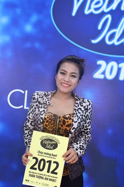Đinh Thị Mi Hoàn, 23tuổi, đến từ Gia Lai, đang là sinh viên chuyên ngành kinh tế xây dựng. Cô cho biết, thực ra mẹ cô cũng không muốn cô theo con đường ca hát. Cô đi thi để khẳng định với mẹ về khả năng của chính mình.Với ca khúc “Thềm nhà có hoa” My Hoàn đã khiến ca sỹ Mỹ Tâm thốt lên: “Rất thích giọng hát của bạn”. Cuối cùng, cô gái đến từ Gia Lai này đã cầm được tấm vé vàng như một minh chứng đối với mẹ cô về giọng hát của mình.