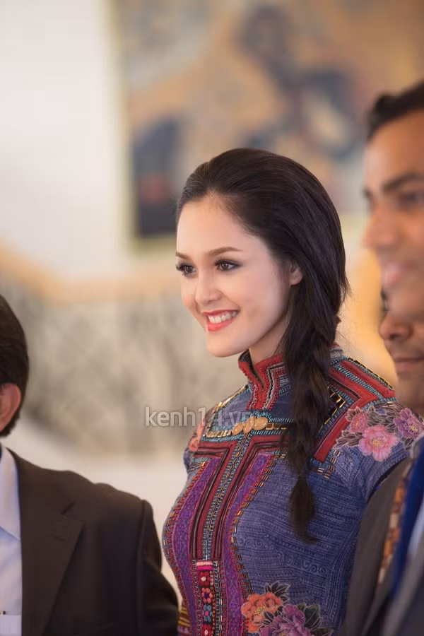 Diện trang phục thổ cẩm khá cầu kỳ nhưng vẫn thanh lịch, Hoàng Anh trông cực nổi bật trong dàn mẫu khách mời. Khuôn mặt trẻ trung, xinh xắn của Hoàng Anh khiến người đối diện có rất nhiều thiện cảm. (Theo Kênh 14) Diện trang phục thổ cẩm khá cầu kỳ nhưng vẫn thanh lịch, Hoàng Anh trông cực nổi bật trong dàn mẫu khách mời. Khuôn mặt trẻ trung, xinh xắn của Hoàng Anh khiến người đối diện có rất nhiều thiện cảm. (Theo Kênh 14)