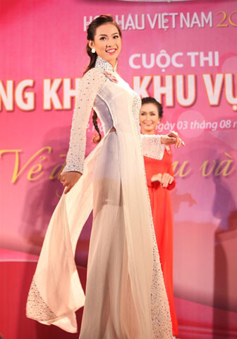 Vương Thu Phương nhận được công văn từ 15h chiều ngày 25/8, chỉ cách đêm chung kết có 5 giờ đồng hồ, và công văn cũng có hiệu lực từ thời điểm này. Lý do được đưa ra là thí sinh này đã vi phạm Thể lệ cuộc thi Hoa hậu Việt Nam và Quy chế Tổ chức thi Hoa hậu, Hoa khôi, Người đẹp của Bộ Văn hóa Thể thao và Du lịch.