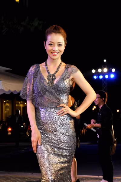 Hoa hậu Jennifer Phạm thu hút mọi ánh nhìn khi xuất hiện trong chiếc váy thiết kế độc đáo, thân trên là vải ren mỏng manh, nhìn xuyên thấu cả nội y còn chân váy đính vảy kim tuyến lấp lánh. Hoa hậu Jennifer Phạm thu hút mọi ánh nhìn khi xuất hiện trong chiếc váy thiết kế độc đáo, thân trên là vải ren mỏng manh, nhìn xuyên thấu cả nội y còn chân váy đính vảy kim tuyến lấp lánh.