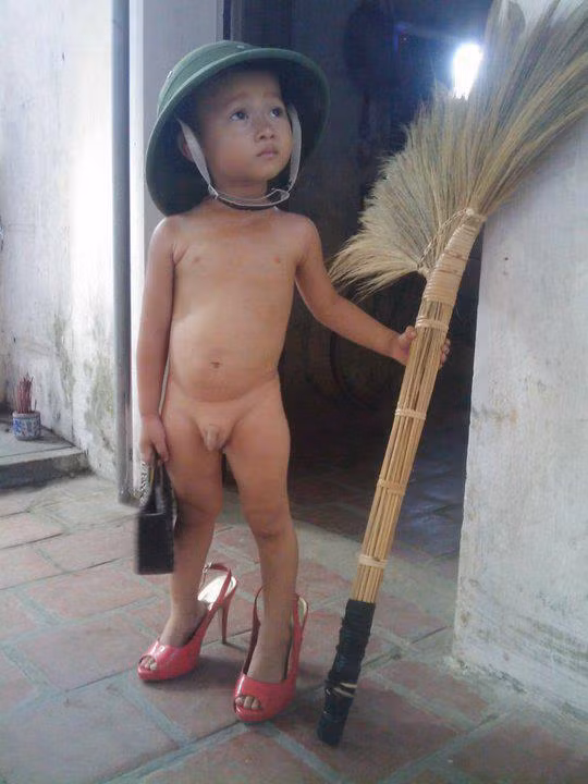 "Phong cách độc và lạ" là câu comment "chuẩn" nhất cho cậu bé này! "Phong cách độc và lạ" là câu comment "chuẩn" nhất cho cậu bé này!
