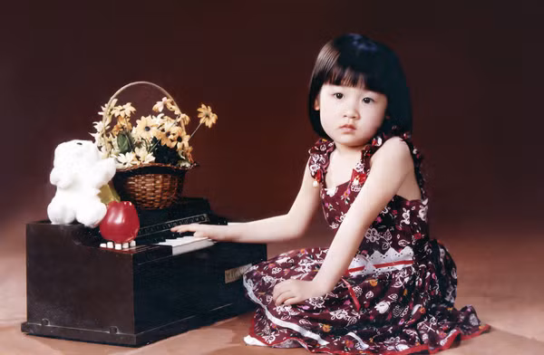Bụ bẫm, đáng yêu từ nhỏ, nhưng càng lớn, Tú Anh càng xinh đẹp và nữ tính. Mẹ Á hậu tâm sự, dù được bố coi như "báu vật" nhưng Tú Anh rất độc lập và sống tình cảm nhờ sự giáo dục nghiêm khắc của mẹ. Bụ bẫm, đáng yêu từ nhỏ, nhưng càng lớn, Tú Anh càng xinh đẹp và nữ tính. Mẹ Á hậu tâm sự, dù được bố coi như "báu vật" nhưng Tú Anh rất độc lập và sống tình cảm nhờ sự giáo dục nghiêm khắc của mẹ.