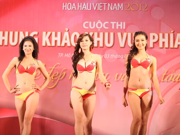 Cùng ngắm 20 thí sinh đầu tiên của vòng chung kết Hoa hậu Việt Nam 2012 trong trang phục áo tắm. Cùng ngắm 20 thí sinh đầu tiên của vòng chung kết Hoa hậu Việt Nam 2012 trong trang phục áo tắm.