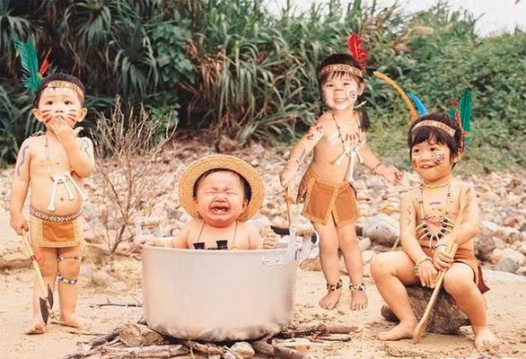 Mẹ ơi! Chúng nó dọa con. Mẹ ơi! Chúng nó dọa con.