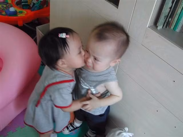 Bức ảnh hài hước này thu hút rất nhiều comment hài hước không kém: "Tớ sẽ méc mẹ bạn bắt nạt tớ", "Tình yêu 10X"... Bức ảnh hài hước này thu hút rất nhiều comment hài hước không kém: "Tớ sẽ méc mẹ bạn bắt nạt tớ", "Tình yêu 10X"...