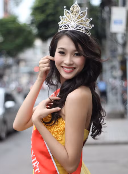 Về sự cố của thí sinh Vương Thu Phương, Tân Hoa hậu bày tỏ: “Tôi rất thích vẻ đẹp của Vương Thu Phương cũng như sự thân thiện của chị ấy. Tuy nhiên, trong một cuộc thi có rất nhiều việc xảy mà tôi lại không nằm trong thành phần ban tổ chức và ban giám khảo của cuộc thi cho nên không nắm rõ vụ việc như thế nào. Và mọi chuyện là do ban giám khảo và ban tổ chức quyết định. Tôi tôn trọng quyết định đó.”(Theo VnE) Về sự cố của thí sinh Vương Thu Phương, Tân Hoa hậu bày tỏ: “Tôi rất thích vẻ đẹp của Vương Thu Phương cũng như sự thân thiện của chị ấy. Tuy nhiên, trong một cuộc thi có rất nhiều việc xảy mà tôi lại không nằm trong thành phần ban tổ chức và ban giám khảo của cuộc thi cho nên không nắm rõ vụ việc như thế nào. Và mọi chuyện là do ban giám khảo và ban tổ chức quyết định. Tôi tôn trọng quyết định đó.”(Theo VnE)