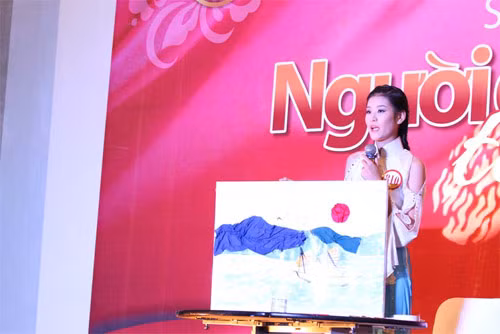 ...hoặc trổ tài vẽ tranh