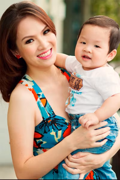 Lần đầu tiên, quý tử nhà Đan Lê - Khải Anh được bố mẹ "khoe" trên báo