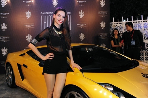 Hà Hồ tạo dáng cùng siêu xe