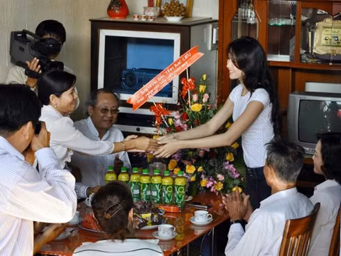 Đăng quang Hoa hậu Việt Nam vào tối 25/8, đến nay, Thu Thảo mới thu xếp được thời gian về thăm quê nhà. Đăng quang Hoa hậu Việt Nam vào tối 25/8, đến nay, Thu Thảo mới thu xếp được thời gian về thăm quê nhà.
