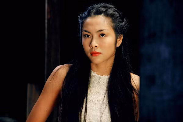 Trong phim, cô gái Linh Lan bị bỏ rơi trong rừng. Cô được "tú bà" Kiều Thị (Thanh Hằng đóng) cùng nhóm kỹ nữ Đào Thị (Ngọc Quyên), Mai Thị (Diễm My 9X), Liễu Thị (Kim Dung) cứu về lầu xanh. Tại đây, cô được đào tạo để trở thành một kỹ nữ cũng như sát thủ chuyên nghiệp. Tuy vẻ ngoài trong sáng, ngây thơ nhưng bên trong con người cô lại ẩn chứa nhiều bí mật.