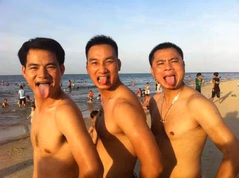 Gây sốt nhất là bức ảnh 3 danh hài: Xuân Bắc, Thành Trung, Tự Long cởi trần trên bãi biển và... thè lưỡi cute kiểu tuổi teen. Bức ảnh hài hước này nhận được gần 40.000 lượt "like", gần 3.000 lượt bình luận và hơn 400 lượt chia sẻ. Đa số các ý kiến đều thốt lên: "hài hước quá", "hài nhỉ". Bình luận phổ biến nhất là: "Lưỡi anh Xuân Bắc dài nhất"