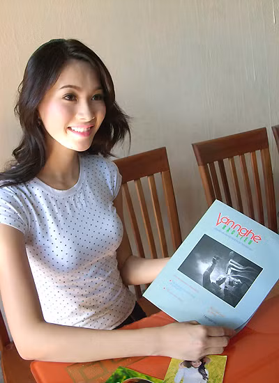 Thu Thảo còn được tặng tờ tạp chí văn nghệ của tỉnh nhà. Thu Thảo còn được tặng tờ tạp chí văn nghệ của tỉnh nhà.