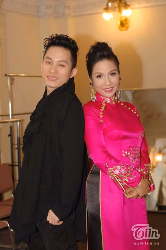 Không chỉ hợp tác trên sân khấu, Tùng Dương và Mỹ Linh còn là những người bạn thân thiết ngoài đời. Không chỉ hợp tác trên sân khấu, Tùng Dương và Mỹ Linh còn là những người bạn thân thiết ngoài đời.