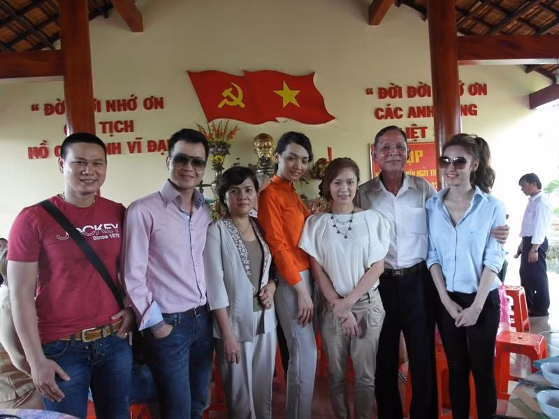 Các nghệ sĩ TP.HCM rất háo hức được chụp ảnh cùng vị Trung tướng “nông dân” Nguyễn Việt Thành.