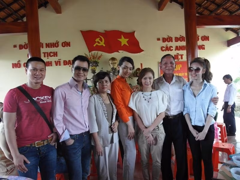 Trung tướng Nguyễn Việt Thành chụp ảnh cùng các nghệ sĩ TP.HCM: Từ trái qua: Ca sĩ Đức Minh, Hà Okio, bà Trần Thị Minh, Giám đốc Trung tâm cai nghiện Đức Thanh Tâm, người mẫu Cù Thị Quý, diễn viên Thanh Thuý, Trung tướng Nguyễn Việt Thành, diễn viên Ngân Khánh.