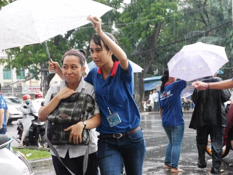 Sinh viên đàn chị che mưa cho sinh viên đàn em tương lai. XEM ĐÁP ÁN MÔN VĂN KHỐI D 2012 - ĐÁP ÁN MÔN SINH KHỐI B 2012 - ĐÁP ÁN ĐỀ THI VĂN KHỐI C 2012 Sinh viên đàn chị che mưa cho sinh viên đàn em tương lai. XEM ĐÁP ÁN MÔN VĂN KHỐI D 2012 - ĐÁP ÁN MÔN SINH KHỐI B 2012 - ĐÁP ÁN ĐỀ THI VĂN KHỐI C 2012