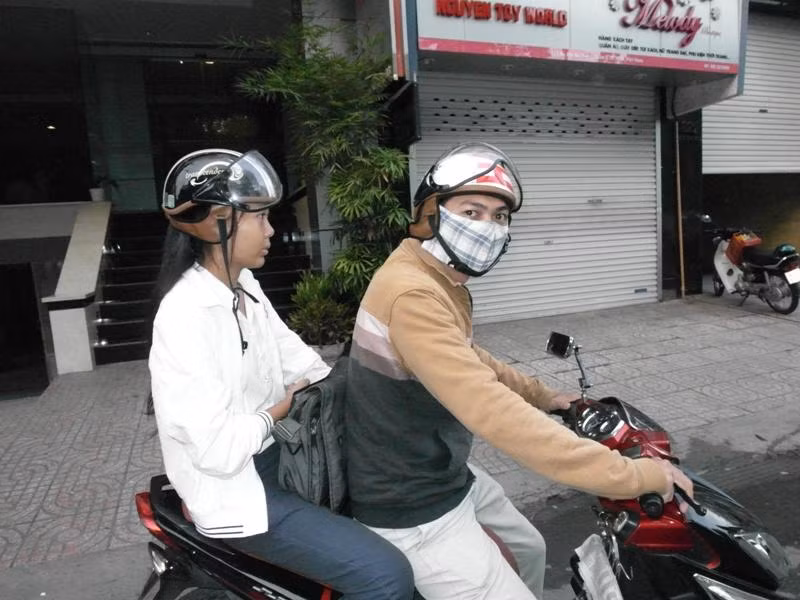 Thí sinh Hồ Thanh Phương ngồi sau xe của người anh trai, rời khách sạn, lên đường ứng thí khi thành phố còn vắng lặng. Ảnh chụp trên đường Hai Bà Trưng, Q1. Xem đáp án môn Vật lí - Xem đáp án môn Toán - Xem đáp án môn Hóa Thí sinh Hồ Thanh Phương ngồi sau xe của người anh trai, rời khách sạn, lên đường ứng thí khi thành phố còn vắng lặng. Ảnh chụp trên đường Hai Bà Trưng, Q1. Xem đáp án môn Vật lí - Xem đáp án môn Toán - Xem đáp án môn Hóa
