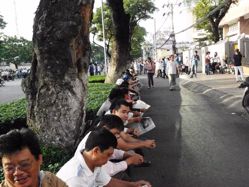 Phụ huynh đang ngồi chờ con thi xong môn Hoá sáng nay trước Trường ĐH Khoa học tự nhiên. Xem đáp án môn Vật lí - Xem đáp án môn Toán - Xem đáp án môn Hóa Phụ huynh đang ngồi chờ con thi xong môn Hoá sáng nay trước Trường ĐH Khoa học tự nhiên. Xem đáp án môn Vật lí - Xem đáp án môn Toán - Xem đáp án môn Hóa