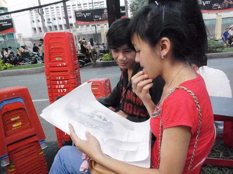 Hai anh em ruột Phan Văn Tuấn, Phạm Thị Thanh Nhị tranh thủ ôn lại phần thi vẽ. Rất hoạt bát, cô em Thanh Nhị cho biết: “Hôm qua Toán em làm khoảng tầm 7 điểm, Lý cũng thế. Đề khó thì điểm sàn sẽ ít, em cũng không lo lắm”. Xem đáp án môn Vật lí - Xem đáp án môn Toán - Xem đáp án môn Hóa Hai anh em ruột Phan Văn Tuấn, Phạm Thị Thanh Nhị tranh thủ ôn lại phần thi vẽ. Rất hoạt bát, cô em Thanh Nhị cho biết: “Hôm qua Toán em làm khoảng tầm 7 điểm, Lý cũng thế. Đề khó thì điểm sàn sẽ ít, em cũng không lo lắm”. Xem đáp án môn Vật lí - Xem đáp án môn Toán - Xem đáp án môn Hóa