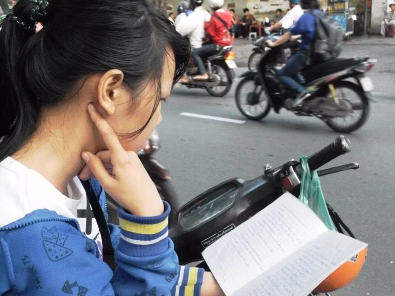 Ngồi bên vệ đường cạnh điểm thi Trường PTTH Lê Quý Đôn, thí sinh Huỳnh Thị Thanh Hoa quên mất xe cộ qua lại ồn ào, tập trung vào các công thức Hoá. Hoa cho biết bài thi môn Lý, Toán thấp điểm hôm qua đã làm em không tự tin cho môn Hoá hôm nay. Thí sinh này thi vào trường ĐH Sài Gòn. Xem đáp án môn Vật lí - Xem đáp án môn Toán - Xem đáp án môn Hóa Ngồi bên vệ đường cạnh điểm thi Trường PTTH Lê Quý Đôn, thí sinh Huỳnh Thị Thanh Hoa quên mất xe cộ qua lại ồn ào, tập trung vào các công thức Hoá. Hoa cho biết bài thi môn Lý, Toán thấp điểm hôm qua đã làm em không tự tin cho môn Hoá hôm nay. Thí sinh này thi vào trường ĐH Sài Gòn. Xem đáp án môn Vật lí - Xem đáp án môn Toán - Xem đáp án môn Hóa