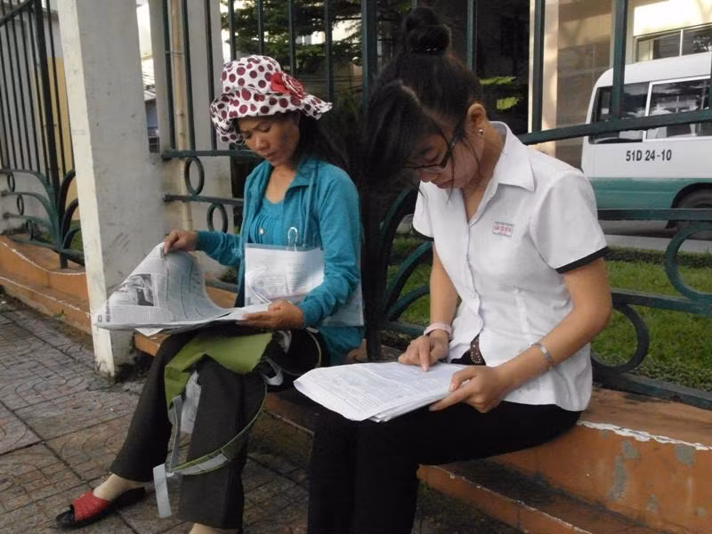Con dò bài môn Hoá, mẹ đọc báo. Ảnh chụp trước Trường ĐH Sư Phạm TP.HCM. Xem đáp án môn Vật lí - Xem đáp án môn Toán - Xem đáp án môn Hóa Con dò bài môn Hoá, mẹ đọc báo. Ảnh chụp trước Trường ĐH Sư Phạm TP.HCM. Xem đáp án môn Vật lí - Xem đáp án môn Toán - Xem đáp án môn Hóa