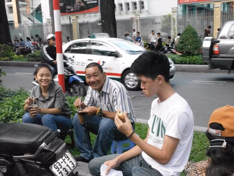 Lê Hoàng Quốc Việt, gốc Đà Nẵng nuốt vội miếng bánh mì, chuẩn bị cho môn thi Vẽ. Ảnh chụp trước cổng trường ĐH Kiến Trúc. Xem đáp án môn Vật lí - Xem đáp án môn Toán - Xem đáp án môn Hóa Lê Hoàng Quốc Việt, gốc Đà Nẵng nuốt vội miếng bánh mì, chuẩn bị cho môn thi Vẽ. Ảnh chụp trước cổng trường ĐH Kiến Trúc. Xem đáp án môn Vật lí - Xem đáp án môn Toán - Xem đáp án môn Hóa