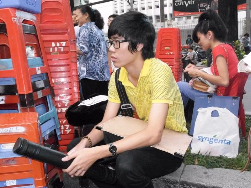 Gương mặt thí sinh Nguyễn Như Toàn, quê Kontum lộ vẻ lo lắng cho phần thi Vẽ hôm nay, vì hôm qua em không làm bài tốt hai môn Toán, Lý. Toàn cho biết tổng điểm hai môn Toán, Lý em đạt khoảng 12 điểm. Xem đáp án môn Vật lí - Xem đáp án môn Toán - Xem đáp án môn Hóa Gương mặt thí sinh Nguyễn Như Toàn, quê Kontum lộ vẻ lo lắng cho phần thi Vẽ hôm nay, vì hôm qua em không làm bài tốt hai môn Toán, Lý. Toàn cho biết tổng điểm hai môn Toán, Lý em đạt khoảng 12 điểm. Xem đáp án môn Vật lí - Xem đáp án môn Toán - Xem đáp án môn Hóa
