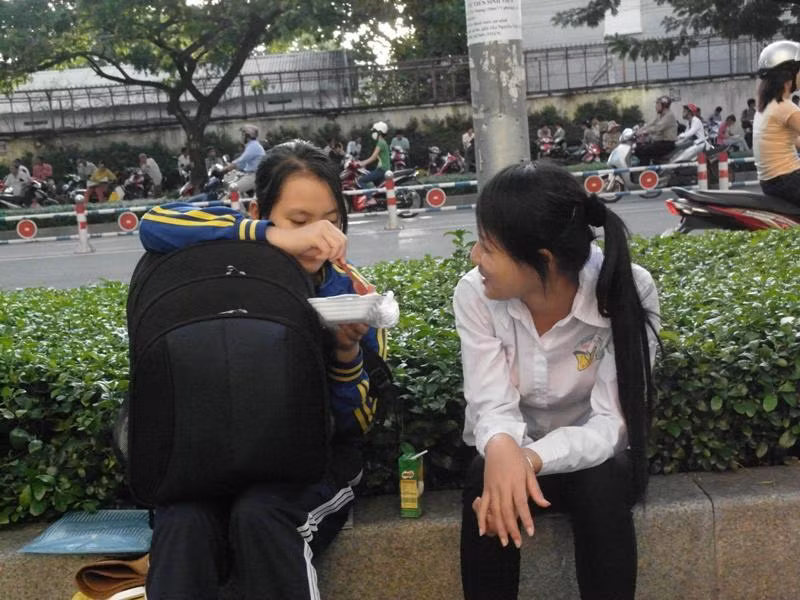 Tranh thủ ăn xôi lót dạ trước khi bước vào phòng thi. Xem đáp án môn Vật lí - Xem đáp án môn Toán - Xem đáp án môn Hóa Tranh thủ ăn xôi lót dạ trước khi bước vào phòng thi. Xem đáp án môn Vật lí - Xem đáp án môn Toán - Xem đáp án môn Hóa