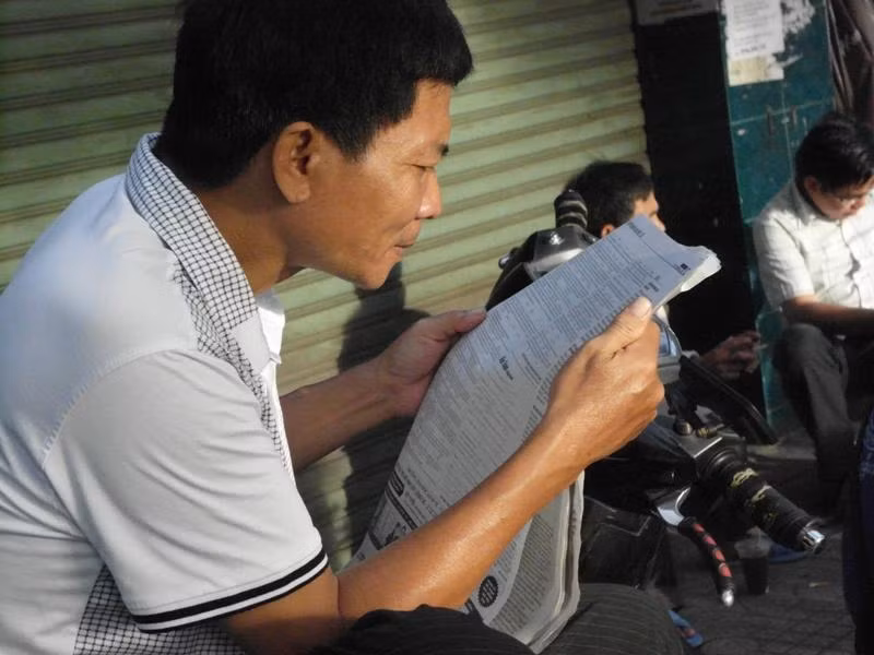 Con vào thi, một phụ huynh chăm chú xem bài giải môn Toán trên báo. Ảnh chụp trước Trường ĐH Sư phạm TP.HCM. Xem đáp án môn Vật lí - Xem đáp án môn Toán - Xem đáp án môn Hóa Con vào thi, một phụ huynh chăm chú xem bài giải môn Toán trên báo. Ảnh chụp trước Trường ĐH Sư phạm TP.HCM. Xem đáp án môn Vật lí - Xem đáp án môn Toán - Xem đáp án môn Hóa