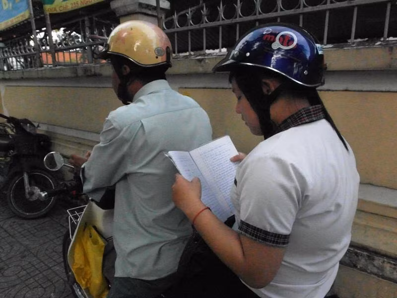 Huỳnh Phương Cẩm Tú đang ôn lại môn Anh Văn. Tú thi vào ĐH Sư phạm TP.HCM. Ảnh chụp trên đường Nguyễn Văn Cừ, Q5. Xem đáp án môn Vật lí - Xem đáp án môn Toán - Xem đáp án môn Hóa Huỳnh Phương Cẩm Tú đang ôn lại môn Anh Văn. Tú thi vào ĐH Sư phạm TP.HCM. Ảnh chụp trên đường Nguyễn Văn Cừ, Q5. Xem đáp án môn Vật lí - Xem đáp án môn Toán - Xem đáp án môn Hóa