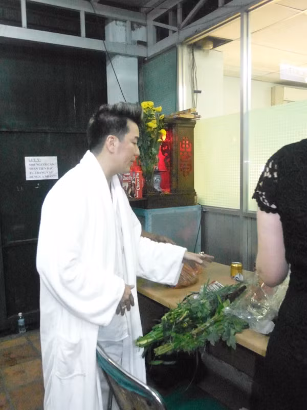 Anh vận một chiếc áo choàng trắng toát, phủ kín từ đầu đến chân. Đây là bộ trang phục thiêng liêng, Mr Đàm chỉ mặc khi đứng trước bàn thờ Tổ nghiệp và bàn thờ NSƯT Thanh Nga.