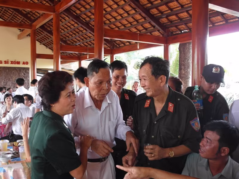 Trong buổi tiệc, ông Tư Bốn khá bận rộn. Rất nhiều người muốn được thăm hỏi, chụp hình lưu niệm cùng ông.
