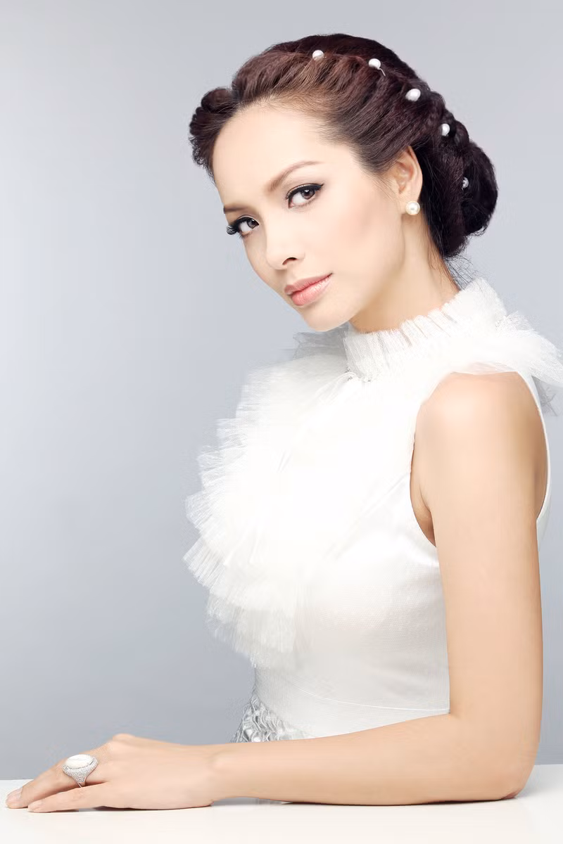 Đã rời sàn catwalk khá lâu và đang là mẹ của hai con nhưng cựu người mẫu Thuý Hạnh vẫn giữ được nét thanh xuân của nhan sắc. Bộ ảnh được thực hiện: Photo: Tee Le -Make up: Phúc Nghĩa - Tạo mẫu tóc: Daniel Wong - Trang sức: Chung Thanh Phong. Đã rời sàn catwalk khá lâu và đang là mẹ của hai con nhưng cựu người mẫu Thuý Hạnh vẫn giữ được nét thanh xuân của nhan sắc. Bộ ảnh được thực hiện: Photo: Tee Le -Make up: Phúc Nghĩa - Tạo mẫu tóc: Daniel Wong - Trang sức: Chung Thanh Phong.