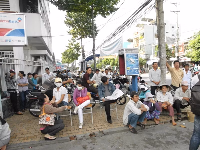 Các ông bố bà mẹ đã bỏ việc đồng áng, chở con từ các huyện, xã đến dự thi tại Đại học Tiền Giang sáng nay. Sự lo lắng hiện rõ trên gương mặt của các bậc cha mẹ.