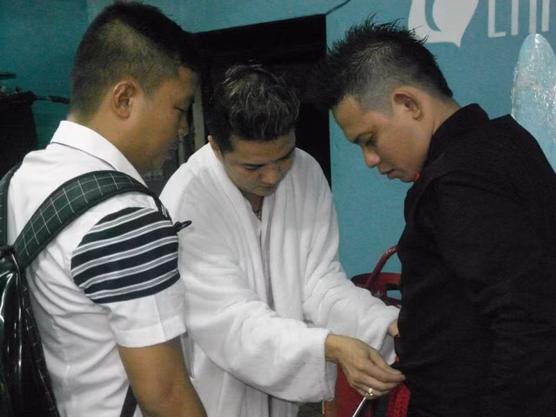 Là một ngôi sao nổi tiếng bậc nhất Việt Nam nhưng Đàm không ngại chăm chút trang phục cho các nghệ sĩ khác.