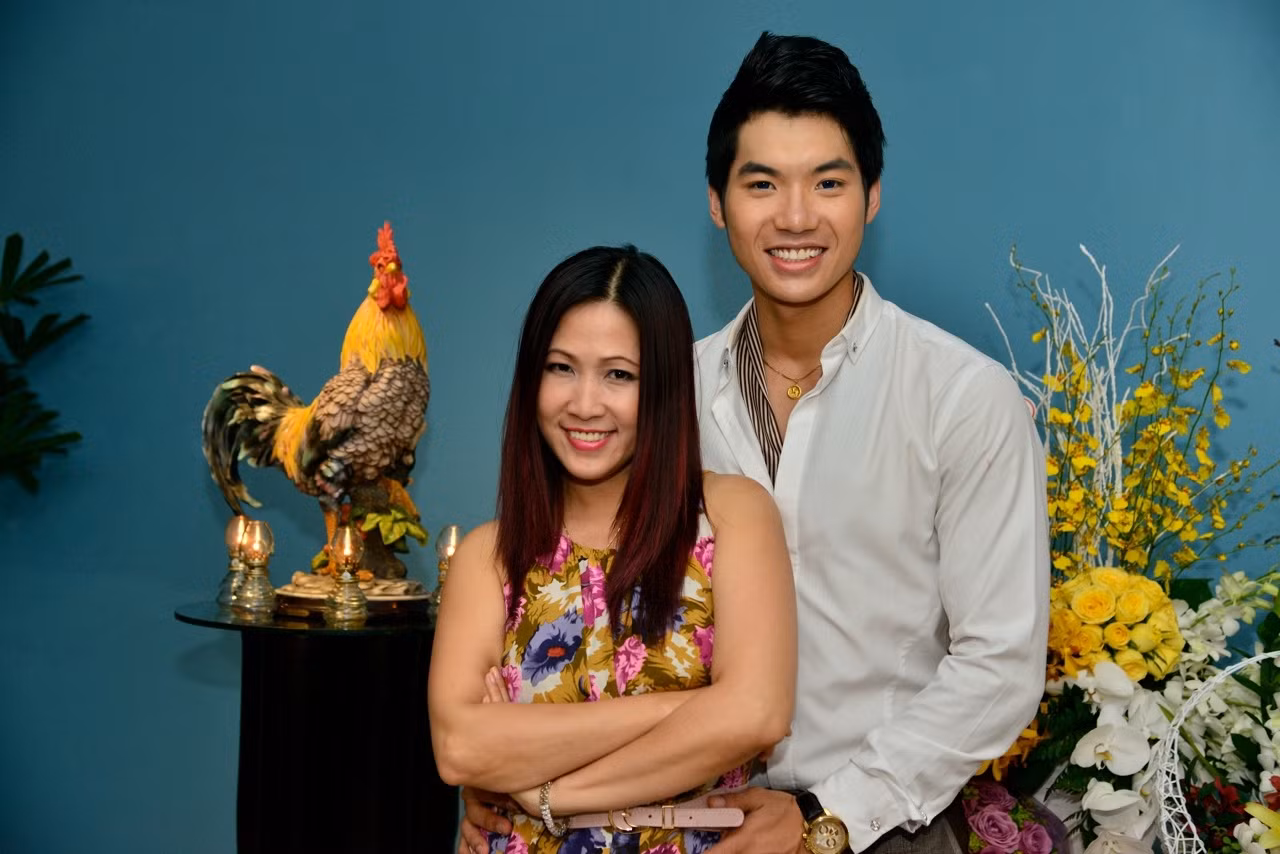 Nam Thành và chuyên viên trang điểm Hạ My. Nam Thành và chuyên viên trang điểm Hạ My.