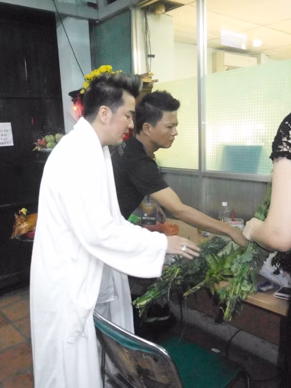 Dù khá bận rộn trước giờ biểu diễn nhưng Mr Đàm vẫn không quên một việc: Chuẩn bị hương hoa cho bàn thờ Tổ nghiệp.