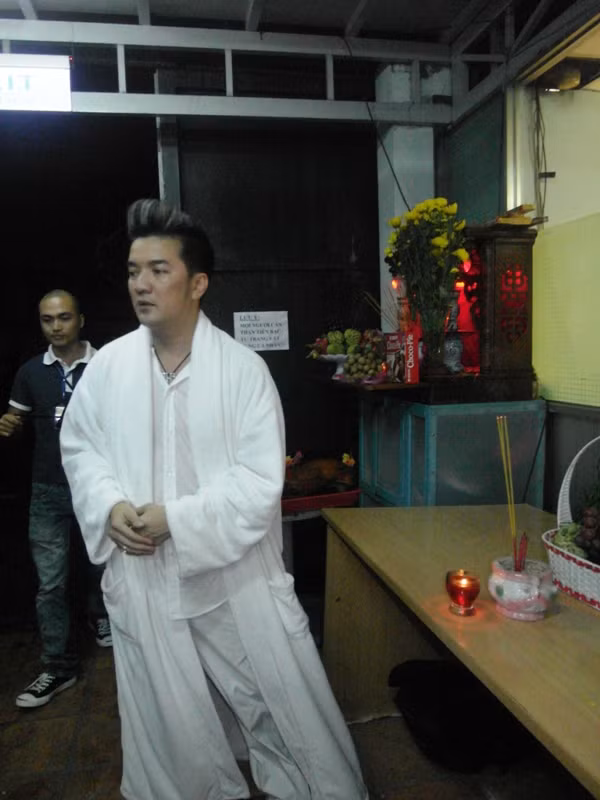 Sau đó, Mr Đàm đã vào phòng đặc biệt nhất ở khu hậu trường sân khấu Lan Anh.