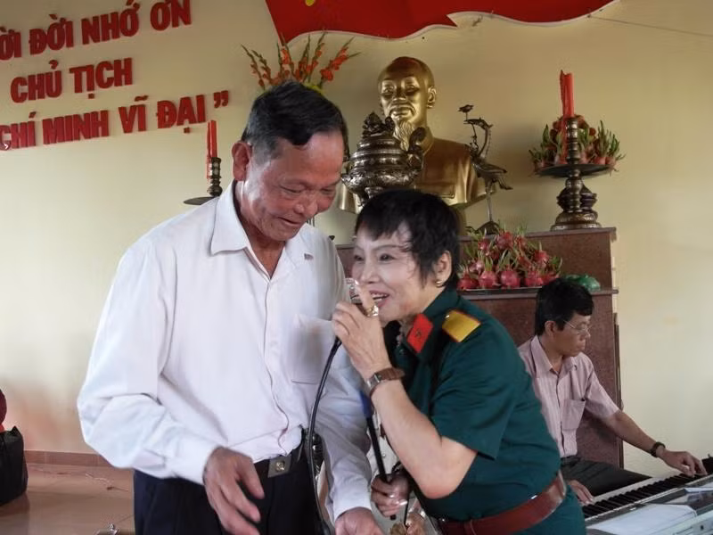 Như tăng thêm phần phấn chấn, cô văn công thăng hoa với tiết mục của mình.